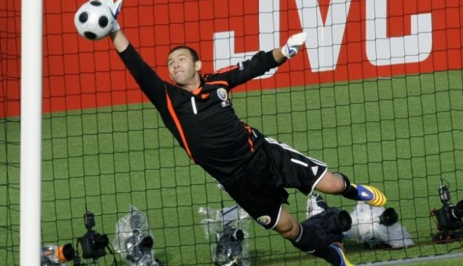 Fotbal / Lobonț s-a accidentat, vezi ce a pățit portarul echipei AS Roma - fotballobont-1350561145.jpg