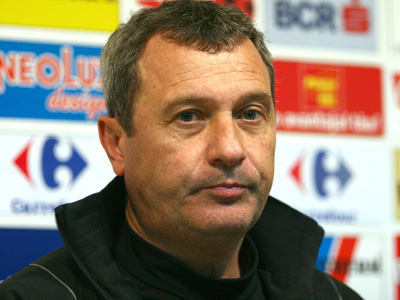 Fotbal / Mircea Rednic, huiduit de proprii suporteri la meciul cu Viitorul, vezi ce a declarat la final - fotbalrednic-1349599991.jpg