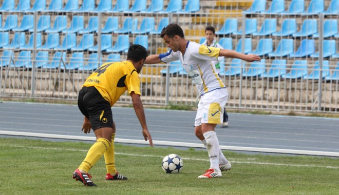 Un fotbalist al FC Farul, nevoit să plătească memoriu de 2.200 lei! - fotbalrobertsaceanu-1353624216.jpg