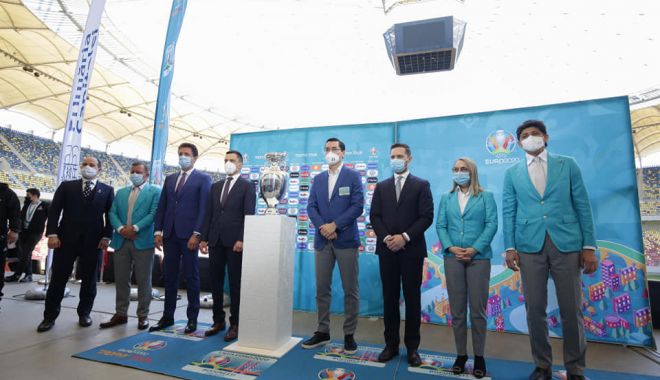 Fotbal / Trofeul Campionatului European a ajuns la Arena Naţională - fotbaltrofeu-1619504821.jpg