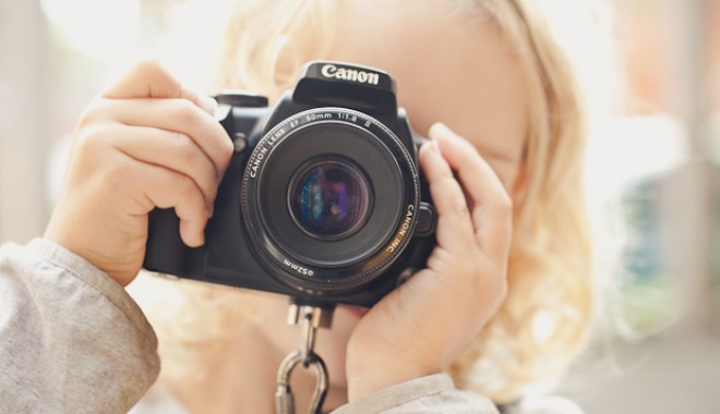 Vernisajul unei expoziții de fotografie 
