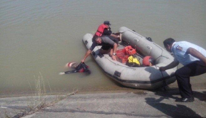 Mașină descoperită într-un canal, cu tot cu șofer - foto-1407920118.jpg