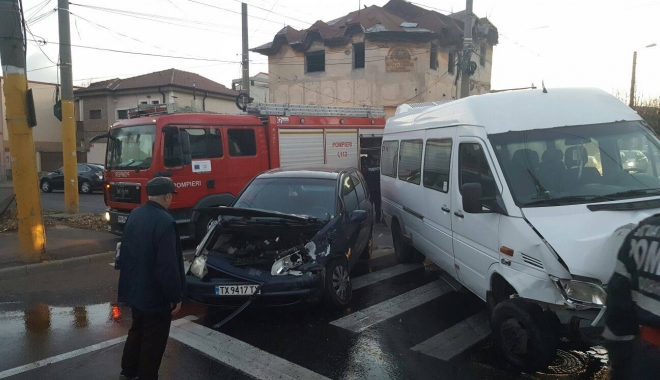 Galerie foto. Un microbuz MAI s-a izbit într-un stâlp, la Constanța, după un accident cu un autoturism - foto-1481121887.jpg