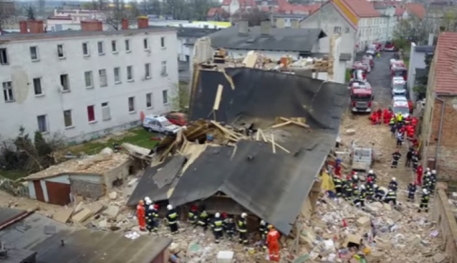 TRAGEDIE DE PROPORȚII. Cinci persoane au murit după ce o clădire s-a prăbușit - foto-1491682415.jpg