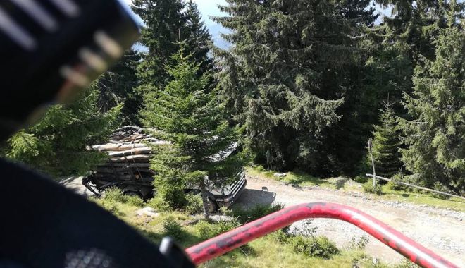 Incident înfricoșător. Un bărbat și băiețelul său s-au ciocnit cu telescaunul de un camion cu bușteni - foto-1535274808.jpg