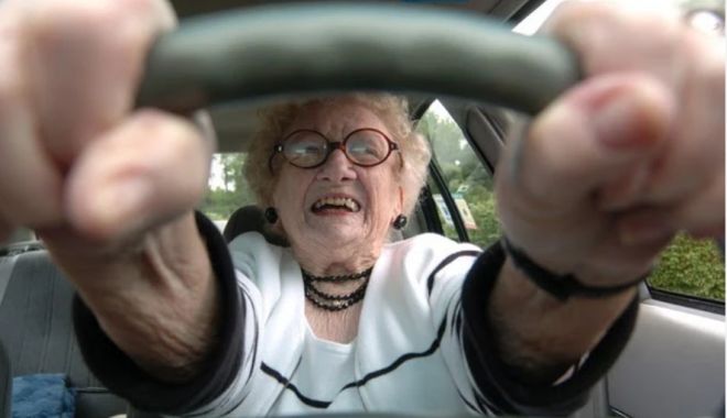 Femeie prinsă gonind cu 118 km/h, la aproape 80 de ani! Reacțiile comentatorilor au fost pe măsură