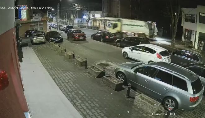 VIDEO. Imagini INCREDIBILE! Momentul în care autospeciala de gunoi face praf cinci maşini parcate și un copac