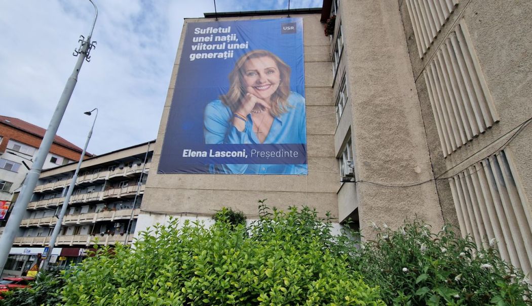 Dosar penal pentru un afiş al Elenei Lasconi, amplasat ilegal pe un bloc - foto-afis-cu-elena-lasconi-pus-i-1724857781.jpg