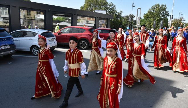 FOTO. Parada Portului Popular Turco-Tătar a reunit mii de participanţi, la Constanţa - foto-parada-festival-udttmr-2023-1693816201.jpg