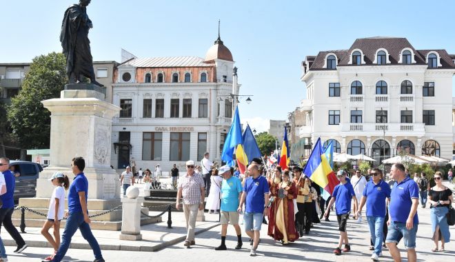FOTO. Parada Portului Popular Turco-Tătar a reunit mii de participanţi, la Constanţa - foto-parada-festival-udttmr-2023-1693816312.jpg