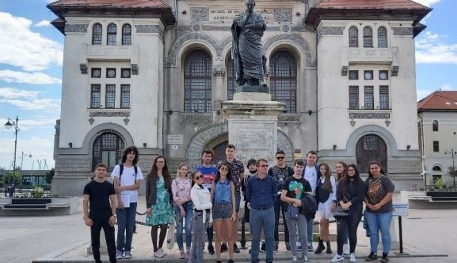 Tinerii geografi au participat la cea de-a IV-a ediție a Conferinței Naționale „Constantin Brătescu” - foto1-1632295601.jpg
