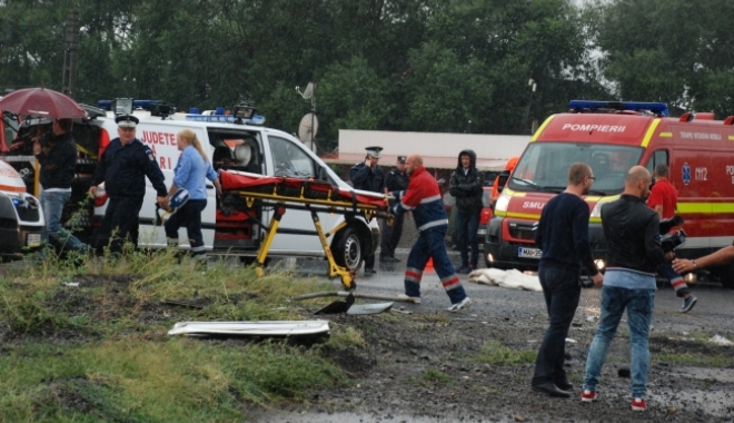 GRAV ACCIDENT DE AUTOCAR. UN BĂRBAT ȘI-A PIERDUT VIAȚA - foto106752dsgq-1466489938.jpg