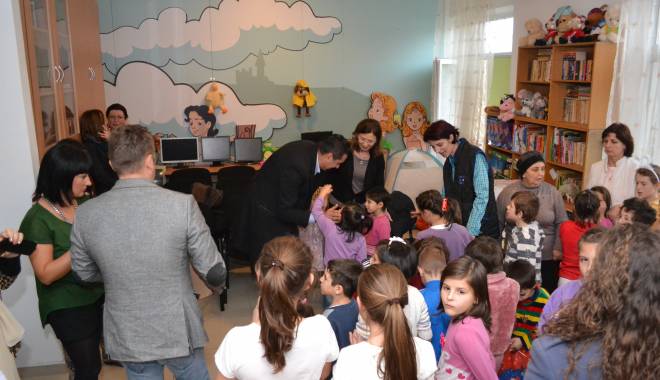 Galerie foto. Senatorul Gigi Chiru a oferit cadouri copiilor de la grădinițele din Constanța - foto14-1418914583.jpg