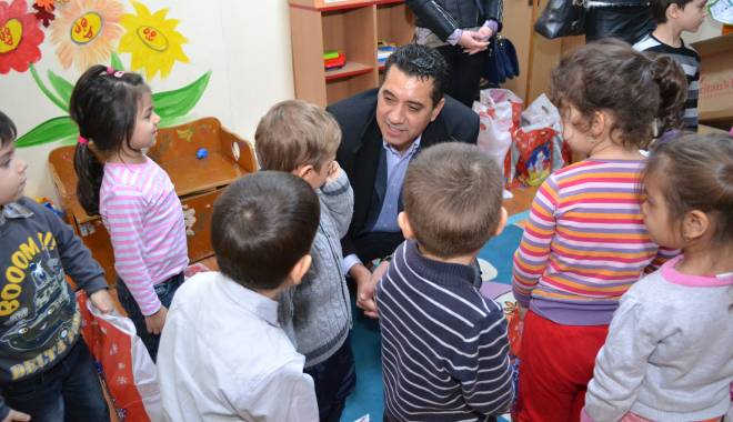 Galerie foto. Senatorul Gigi Chiru a oferit cadouri copiilor de la grădinițele din Constanța - foto15-1418914607.jpg