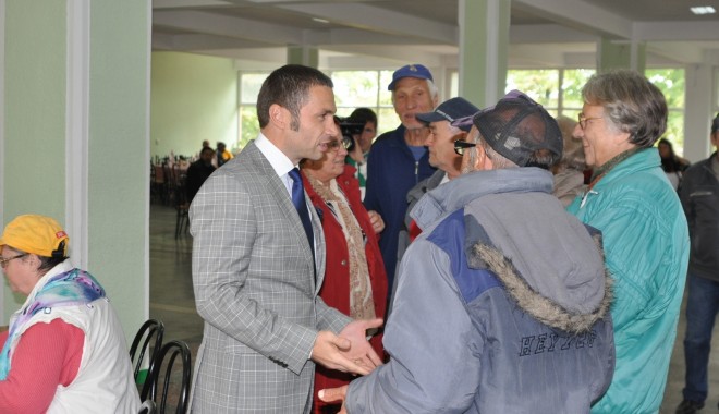 Primarul Cristian Radu, prezent la sărbătorirea Zilei Pensionarilor - foto2-1380720296.jpg