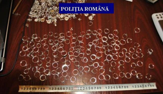 Galerie foto. Captură a polițiștilor: mii de parfumuri și kilograme de bijuterii din aur aduse din Turcia - foto3-1423839077.jpg