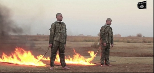 VIDEO / Doi soldați turci, ținuți prizonieri de gruparea Stat Islamic, au fost arși de vii - foto3acapturc483dailymail604569-1482481347.jpg