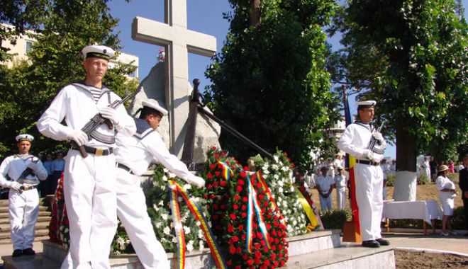 Forțele Navele Române, omagiu eroilor care și-au sacrificat viața. Ceremonii la Constanţa şi Mangalia - foto4gardalacruceamarinarilorsiz-1691737266.jpg