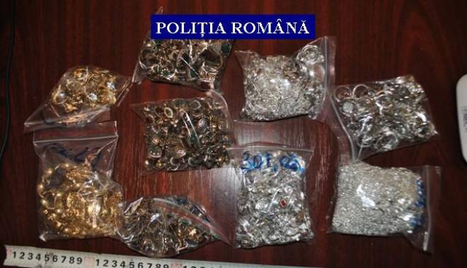 Galerie foto. Captură a polițiștilor: mii de parfumuri și kilograme de bijuterii din aur aduse din Turcia - foto5-1423839088.jpg