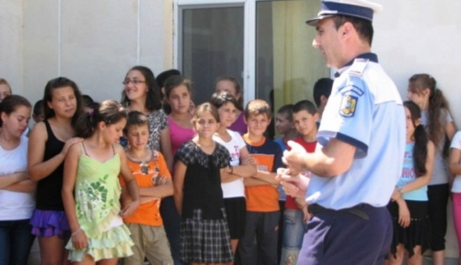 Sfaturi de la polițiști despre pregătirea copilului pentru școală - foto69043-1347653837.jpg