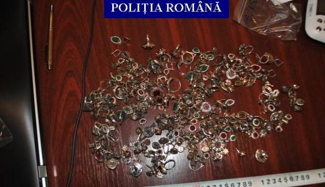 Galerie foto. Captură a polițiștilor: mii de parfumuri și kilograme de bijuterii din aur aduse din Turcia - foto7-1423839109.jpg
