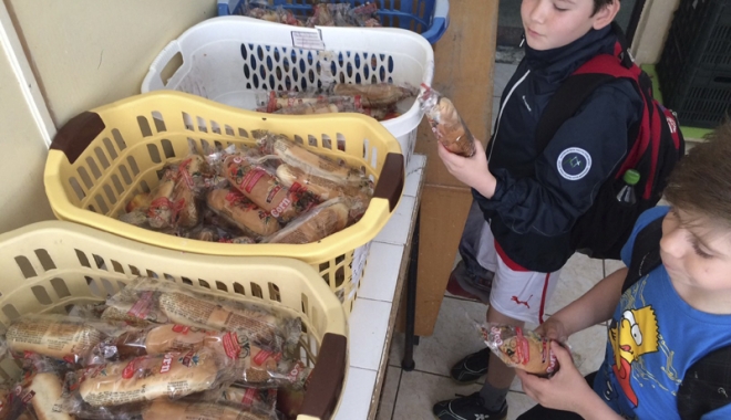 Risipă sau sprijin pentru copiii sărmani? Elevii vor primi fructe, legume, lapte, produse lactate și cornuri - fotocornsi-1503069898.jpg