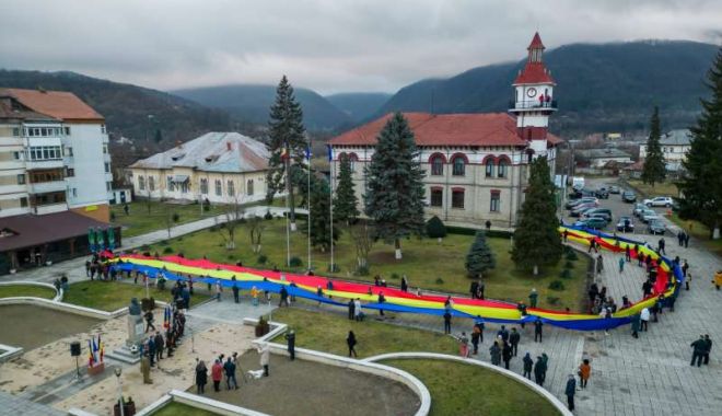 Unirea Principatelor Române / Drapel lung de 100 metri, purtat pe braţe de elevi pe străzi - fotodrapel1-1674555957.jpg