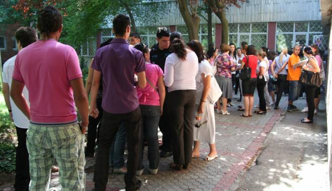 Cum sunt sprijiniți absolvenții care ies de pe băncile școlilor și liceelor - fotofondabsolventi-1432917904.jpg