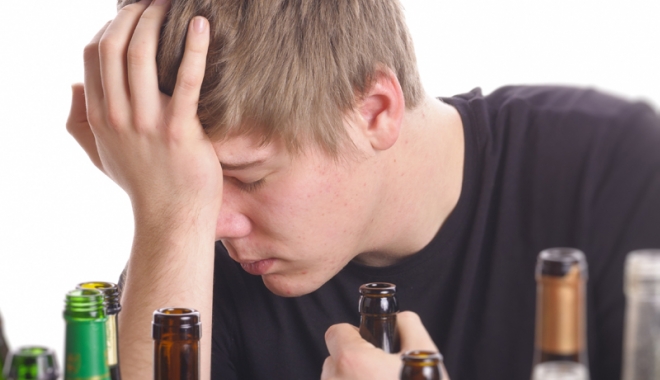 Adolescenți căzuți în patima băuturii! Cum își pot distruge viața tinerii - fotofondalcooltineri3-1460134657.jpg