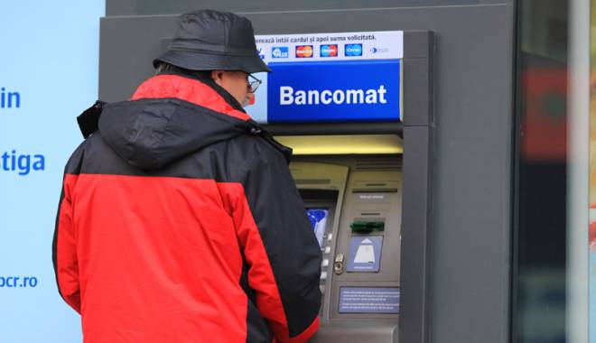 Comisioanele la vedere. Băncile își pregătesc bancomatele - fotofondbancomat-1423066729.jpg