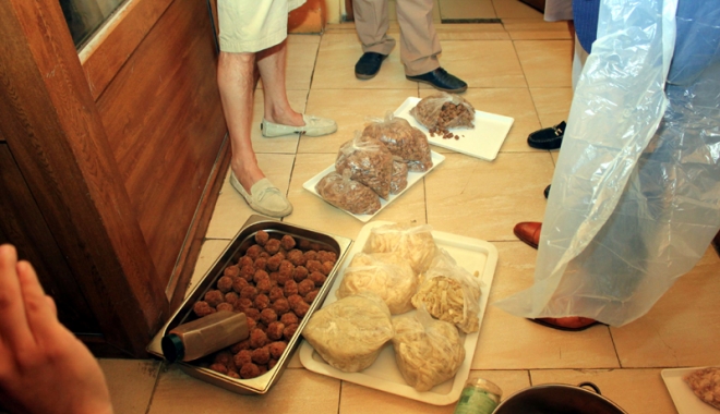 TONE DE ALIMENTE STRICATE SAU VECHI, CONFISCATE DE INSPECTORII SANITARI - fotofondcontrolopcmamaia21435166-1463474209.jpg