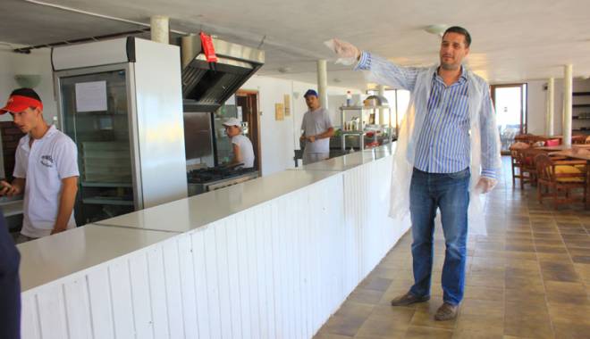 Jale în Mamaia! Restaurante de fițe, închise de OPC: mâncare stricată și mucegăită - fotofondcontrolopcmamaia3-1435166166.jpg