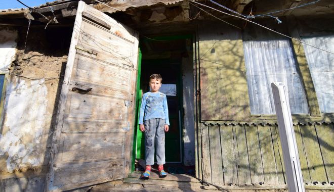 Copii desculți și care adorm flămânzi. Părinții fac apel pentru dublarea alocațiilor - fotofondcopiidescultiadorm2-1578609842.jpg