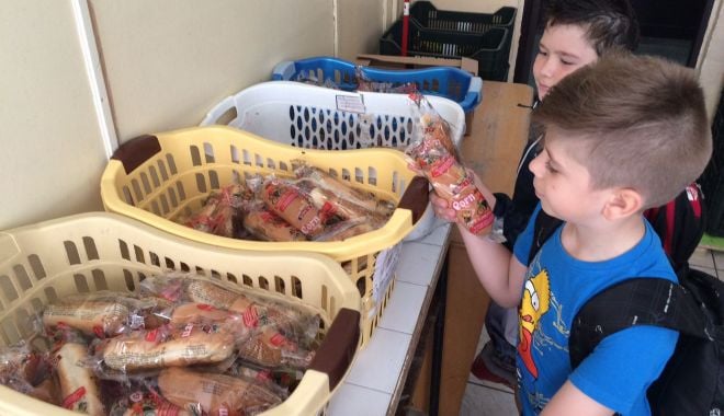Cu burta goală la școală! Cursurile încep și anul acesta fără corn, lapte și fructe - fotofondcornsilapte-1567633067.jpg