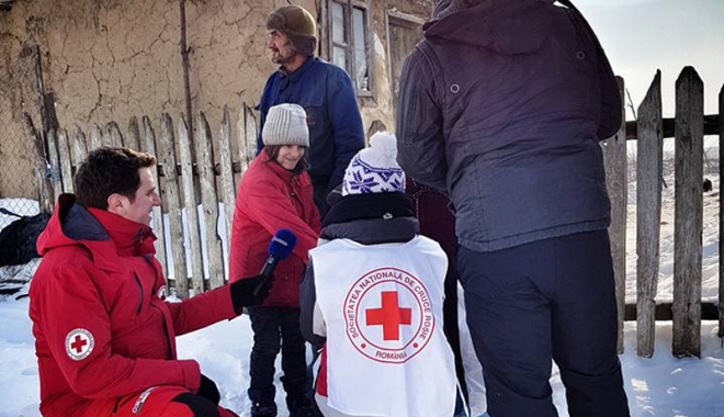 Iarnă grea la țară. Voluntarii  Crucii Roșii au întins o mână  de ajutor bătrânilor din satele izolate - fotofondcrucearosie1-1484322530.jpg