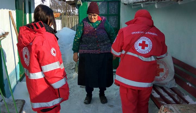 Iarnă grea la țară. Voluntarii  Crucii Roșii au întins o mână  de ajutor bătrânilor din satele izolate - fotofondcrucearosie10-1484323313.jpg