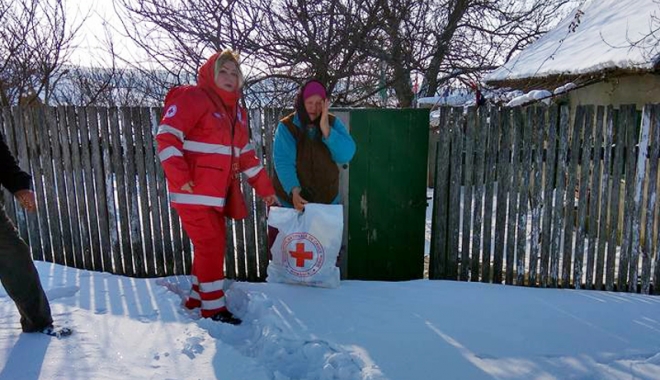 Iarnă grea la țară. Voluntarii  Crucii Roșii au întins o mână  de ajutor bătrânilor din satele izolate - fotofondcrucearosie12-1484323330.jpg