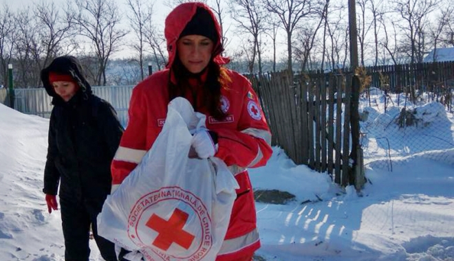 Iarnă grea la țară. Voluntarii  Crucii Roșii au întins o mână  de ajutor bătrânilor din satele izolate - fotofondcrucearosie3-1484323251.jpg