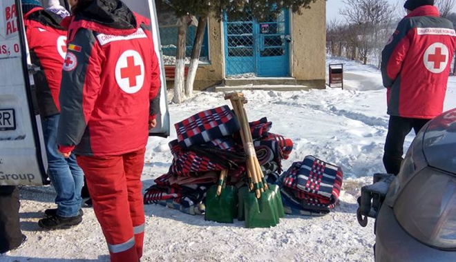 Iarnă grea la țară. Voluntarii  Crucii Roșii au întins o mână  de ajutor bătrânilor din satele izolate - fotofondcrucearosie8-1484323294.jpg
