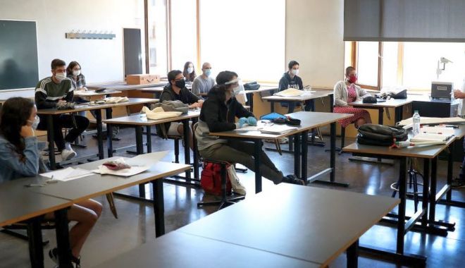 Începe Definitivatul 2020. Profesorii începători dobândesc dreptul de practică în învățământ - fotofonddefinitivat1-1595254459.jpg
