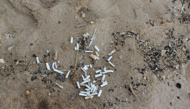 Dezastru pe litoral. Cum au ajuns plajele  din Constanța, Eforie și Mamaia să aibă  mai multe mucuri de țigară decât nisip - fotofonddezastrulitoral1-1480353553.jpg