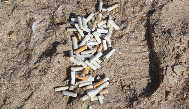 Dezastru pe litoral. Cum au ajuns plajele  din Constanța, Eforie și Mamaia să aibă  mai multe mucuri de țigară decât nisip - fotofonddezastrulitoral2-1480353604.jpg