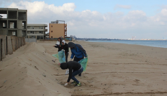 Dezastru pe litoral. Cum au ajuns plajele  din Constanța, Eforie și Mamaia să aibă  mai multe mucuri de țigară decât nisip - fotofonddezastrulitoral6-1480353638.jpg