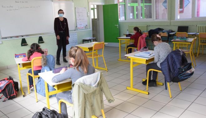 Elevi şi profesori confirmaţi cu noul coronavirus. Cursurile, mutate în online - fotofondelevisiprofesoriinfectat-1601050597.jpg