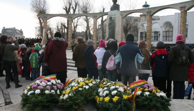 Cine mai are nevoie de Eminescu? Poetul nepereche, înlocuit de scriitori moderni - fotofondeminescu-1452796858.jpg