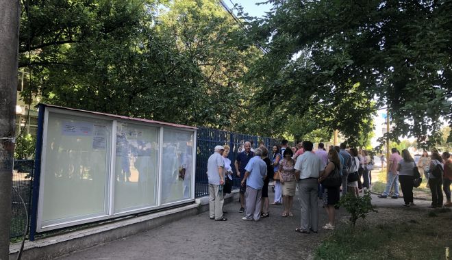 Dramatism, cu lacrimi de bucurie și strigăte de fericire, la proba scrisă la limba română - fotofondevaluarenationala2-1560888775.jpg