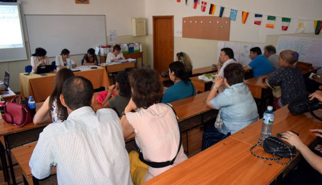 Începe examenul de definitivat. Profesorii începători dobândesc dreptul de practică în învățământ - fotofondexamendefinitivat-1531752083.jpg