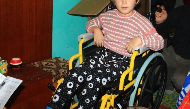 O șansă în plus pentru Florentina. Fetița a primit un cărucior special și va fi supusă unei operații, pentru a putea merge - fotofondflorentina2-1455125409.jpg