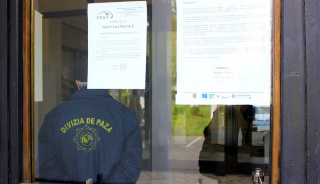 Lacăt pe Primăria Constanța. Funcționarii publici au făcut grevă - fotofondgreva2-1430414942.jpg