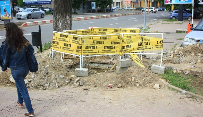 Pericol de moarte pe trotuarele din Constanța! Gropile lăsate de muncitori, capcane pentru pietoni - fotofondgropitrotuare1-1463068970.jpg